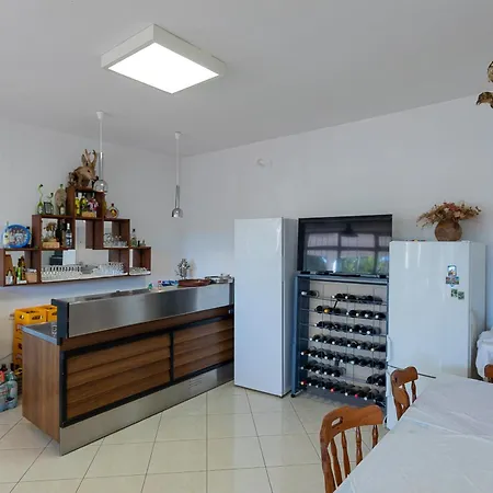 Tinka, No 5 Πανσιόν Starigrad Paklenica
