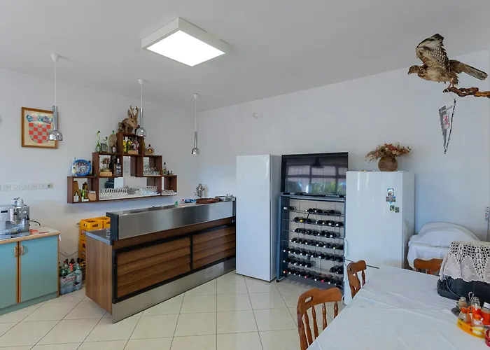 Tinka, No 5 Πανσιόν Starigrad Paklenica